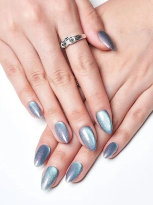 Cat-Eye Blue Nails