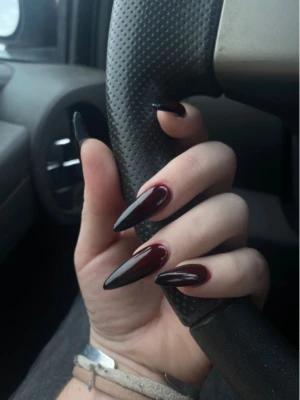 Burgundy Fade Black Chrome Nail
