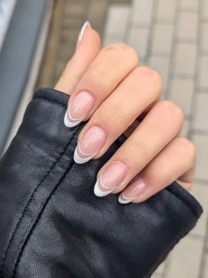 French Tip Outline Nail