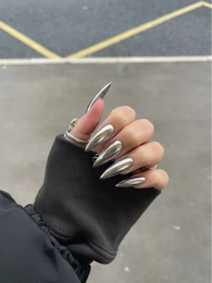 Gray Chrome Nail