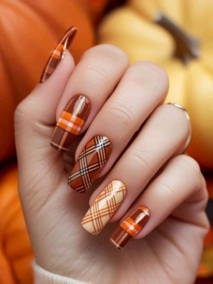 High-Contrast Autumn Plaid Nails
