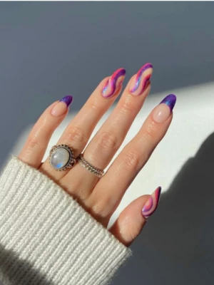 Holiday Squiggle Nails