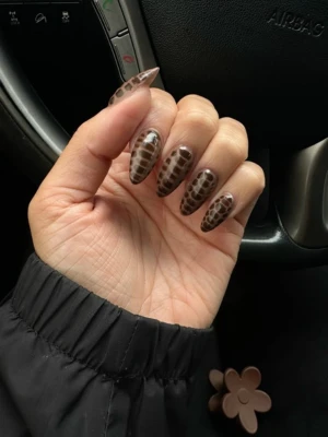 Neutral Snakeskin Nails
