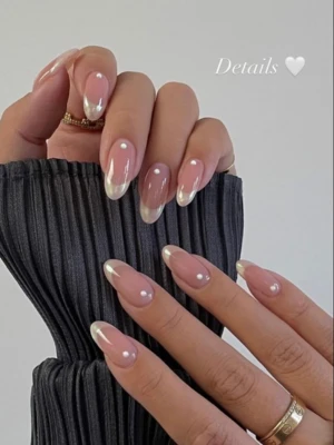 Pearls & Glitter Nail