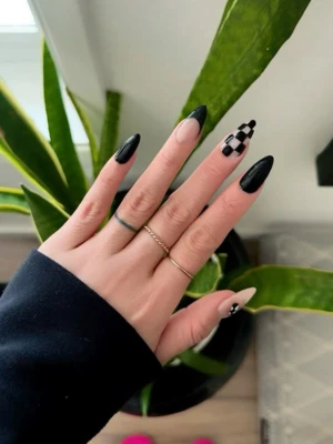 Retro Black Chrome Check Nail
