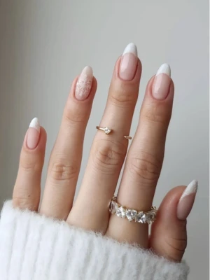 Snowy Tips Nail