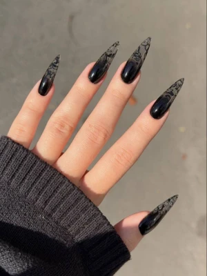 Vintage Lace Black Chrome Nail