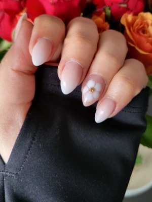 White Blooms Nail