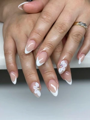 White Blooms Nails
