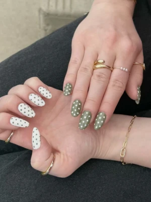 Dot Details Nail