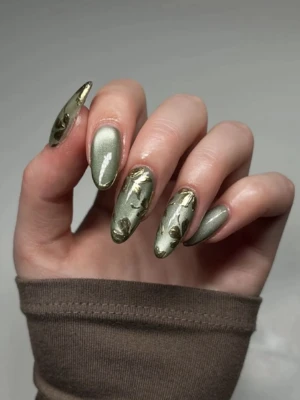 Floral Cat-Eye Nail
