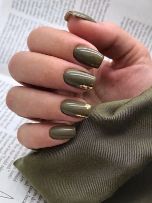 Gold Accents Nail